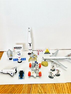 RealToy Lunar Space Mission Playset(15) Read Has 4 Figures